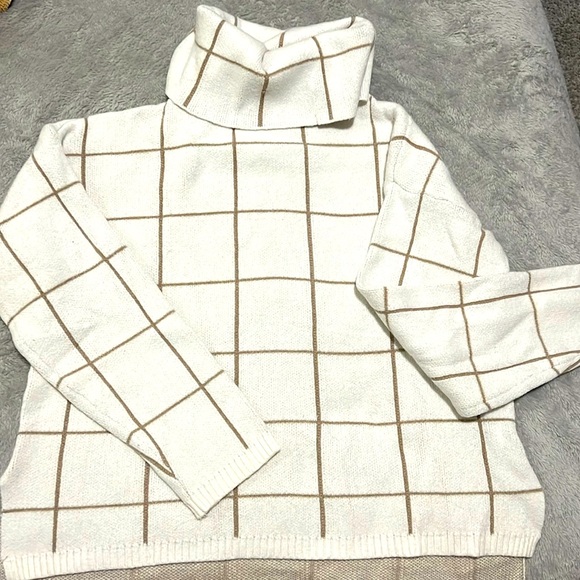 •SOLD• Checkered Cream Turtleneck Sweater - Picture 1 of 8